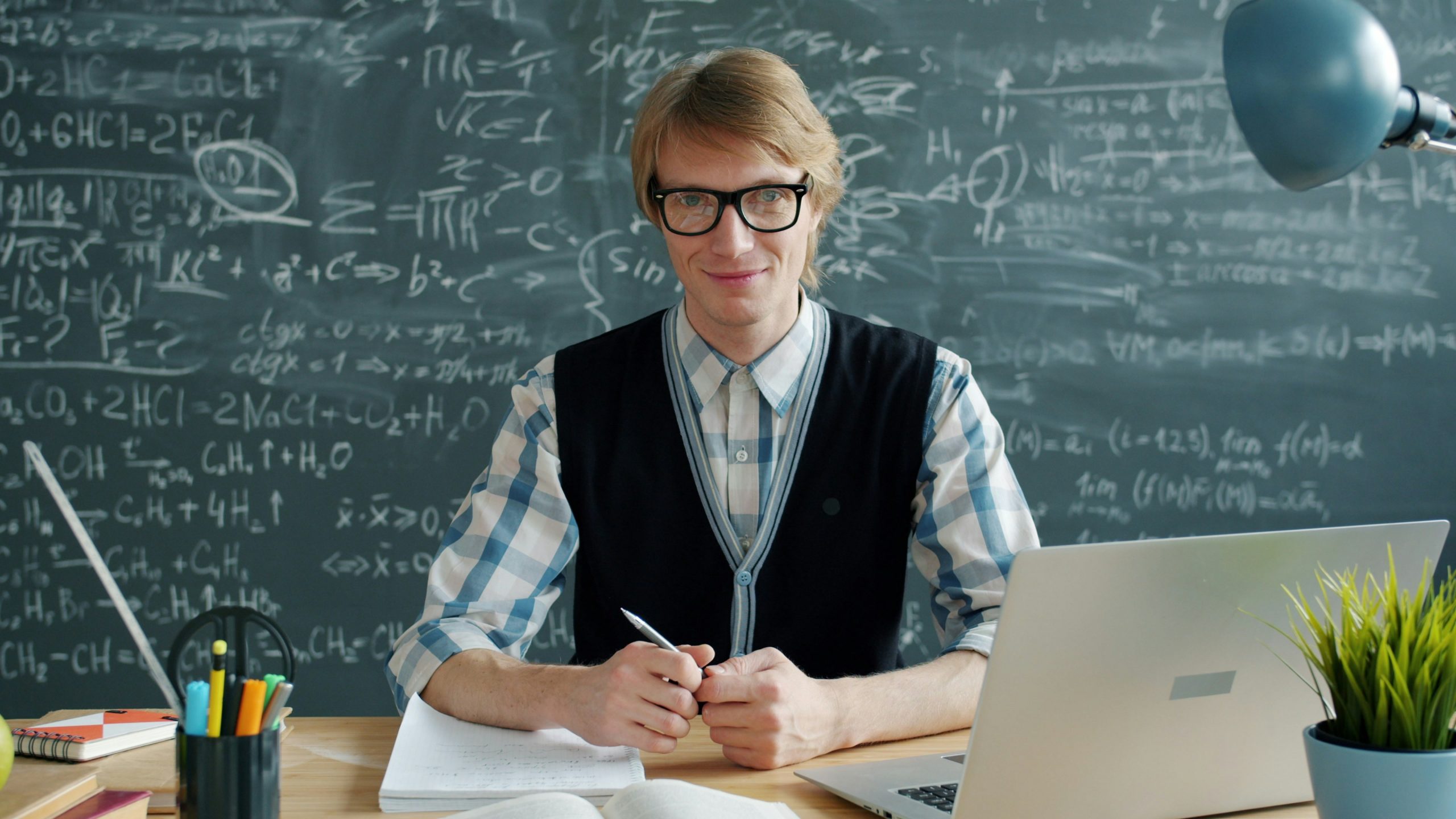 How to Write a Personal Statement for Scholarships: Proven Tips & Examples 2026